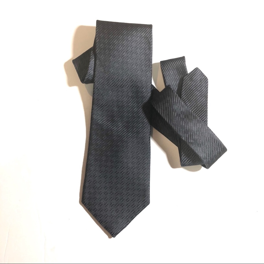 DKNY MEN’S GREY SILK TIE.